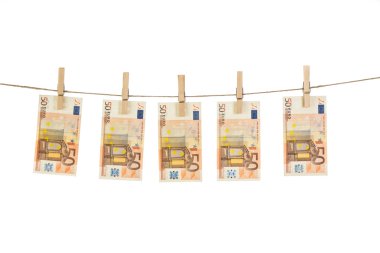 50 euro banknot clothesline beyaz arka plan üzerinde asılı.