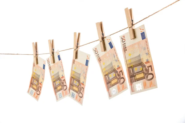 50 euro banknot clothesline beyaz arka plan üzerinde asılı. — Stok fotoğraf