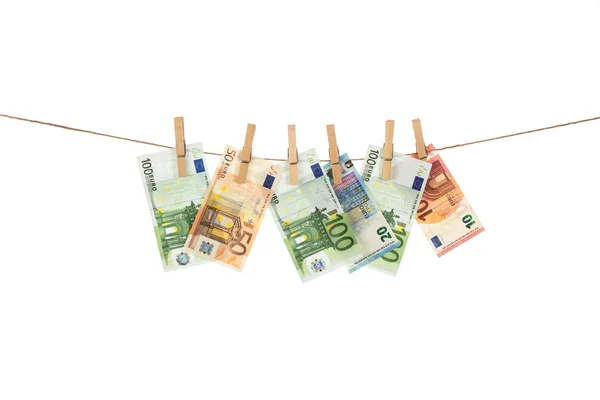 Notas de euro penduradas no varal sobre fundo branco . — Fotografia de Stock
