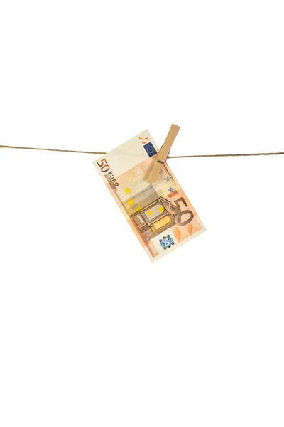 Nota de 50 euros pendurada no varal sobre fundo branco . — Fotografia de Stock