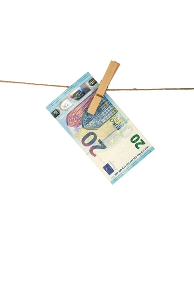 Nota de 20 euros pendurada no varal sobre fundo branco . — Fotografia de Stock