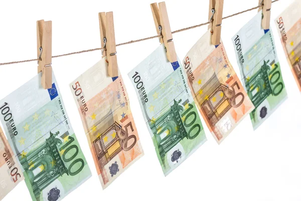 Euro banknot clothesline beyaz arka plan üzerinde asılı. — Stok fotoğraf