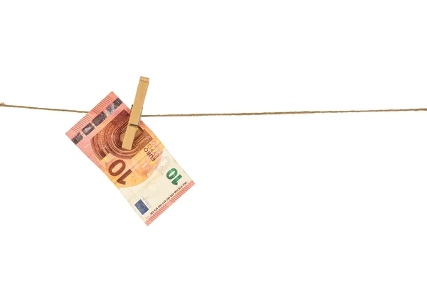 10 euro banknot clothesline beyaz arka plan üzerinde asılı. — Stok fotoğraf