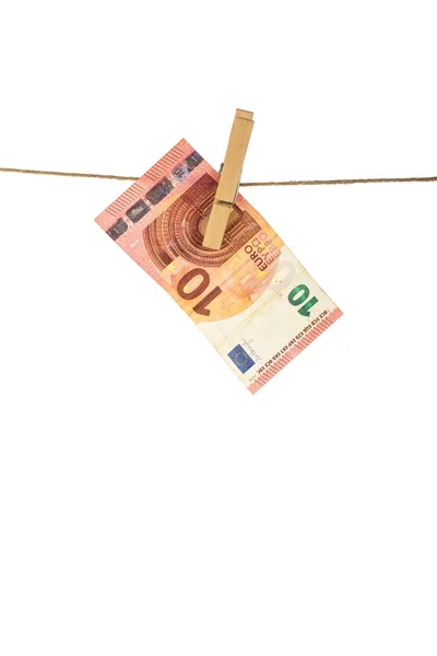 Bankbiljet van 10 euro is opknoping op de waslijn op witte achtergrond. — Stockfoto
