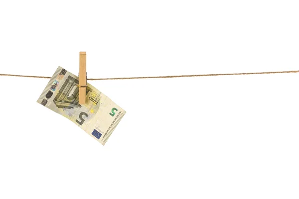 Banconota da 5 euro appesa alla clothesline su sfondo bianco . — Foto Stock