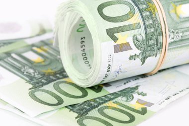 100 euro banknot bir lastik bant ile rulo