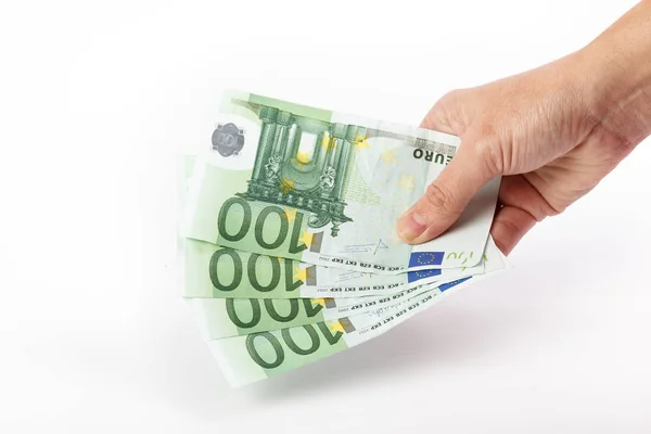 Mano femenina con 100 billetes en euros — Foto de Stock