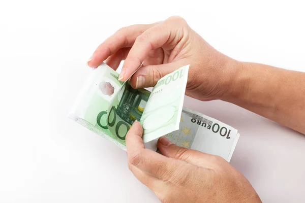 Női kezek számítva 100 euro-bankjegyek — Stock Fotó