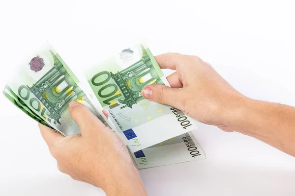Mãos femininas contando 100 notas de euro — Fotografia de Stock