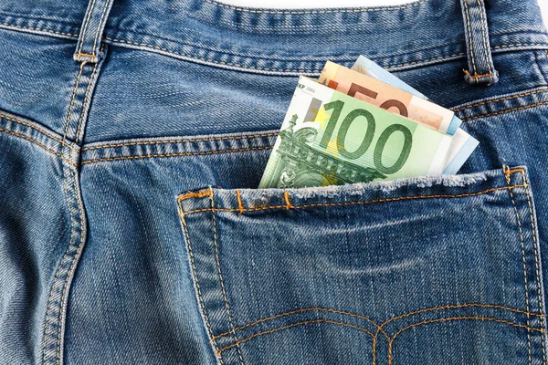 Arka kot pantolon cebinden yapışmasını banknotlar yüz, elli ve yirmi euro.
