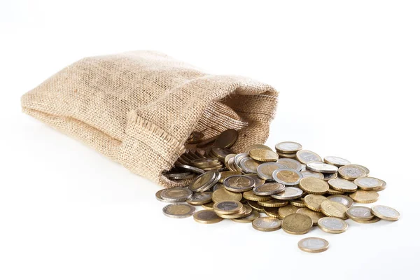 Bir küçük çuvala, geri izole beyaz üzerine dışarı düşen paraları