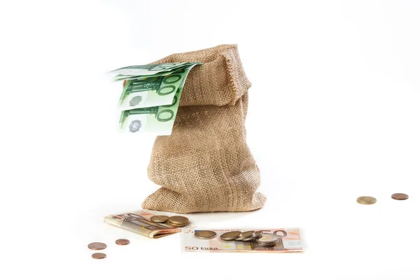 Saco de arpillera lleno de billetes y monedas en euros, aislado en wh — Foto de Stock