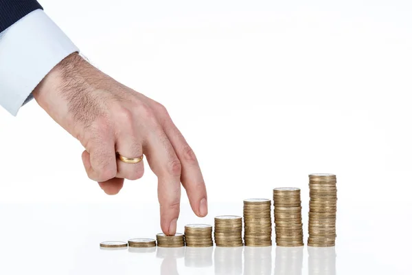Dedos de homem de negócios mão escalada pilha de moedas em bac branco — Fotografia de Stock