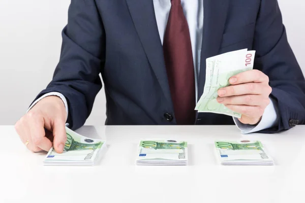 banka teller'ın elleri masanın üzerinde Euro banknot sayma.