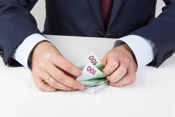 Bank teller's hands counting euro banknotes on the table. — Stock Photo, Image