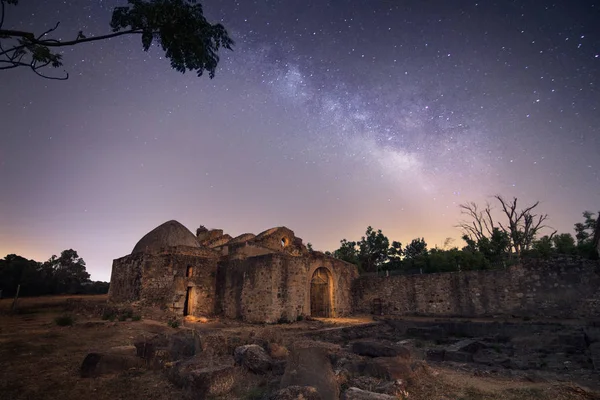 Via Lattea sull'eremo dei Visigoti abbandonato a Cadice, Andalusia , Foto Stock