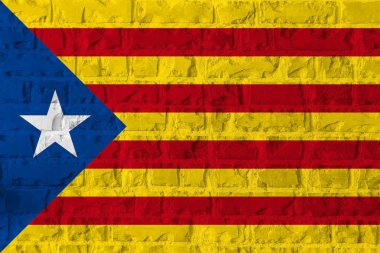 Bağımsızlık Catalonia bayrak tuğla duvar doku arka plan üzerinde.