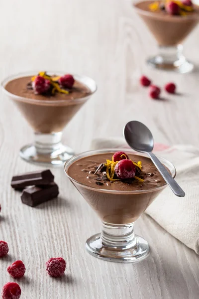 Nærbillede af frisk chokolademousse og hindbær i glas . Royaltyfrie stock-fotos