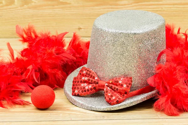 銀背の高い帽子、赤いふわふわ羽毛製の襟巻、赤い蝶ネクタイと赤い clo — ストック写真