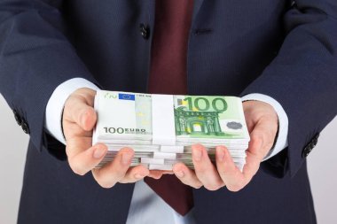 Para, euro banknot tutan işadamı el.