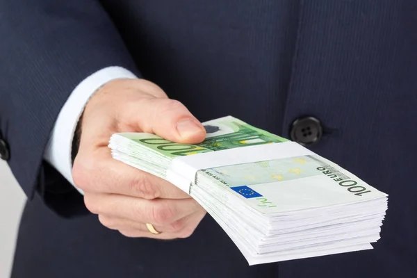 Para, euro banknot tutan işadamı el.