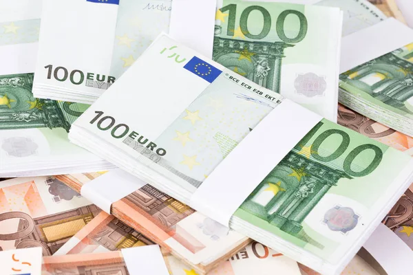 Fechamento de pilhas de 50 e 100 notas de euro — Fotografia de Stock