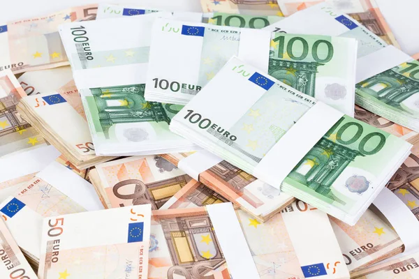 Pilha de 50 e 100 notas de euro — Fotografia de Stock