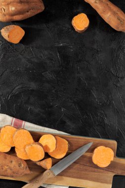 Ahşap mutfak tahtasının üstünde çiğ patates. Organik yiyecekler.