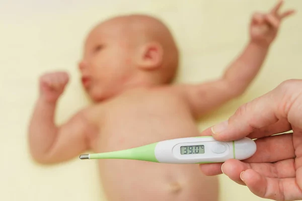 Termómetro con alta temperatura y niño recién nacido enfermo — Foto de Stock