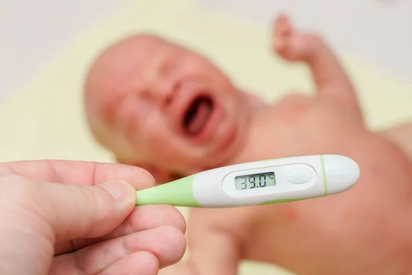 Niño recién nacido enfermo con erupción alérgica es gritos de dolor — Foto de Stock