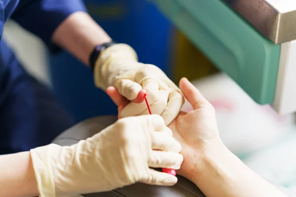 Enfermera médica con guantes de látex está tomando la sangre del paciente para su análisis — Foto de Stock