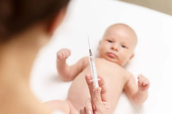 Una enfermera inyecta a un recién nacido para prevenir enfermedades — Foto de Stock