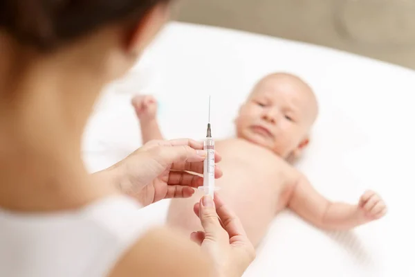 Una enfermera inyecta a un recién nacido para prevenir enfermedades — Foto de Stock