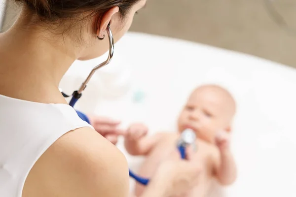 Doctor listening heartbeat of newborn baby by stethoscope — Stock Photo, Image