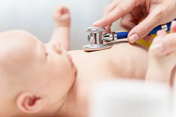 Médico escucha latidos cardíacos del bebé recién nacido por estetoscopio — Foto de Stock