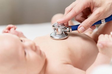 Doktor stetoskop tarafından yeni doğan bebek dinleme kalp atışı