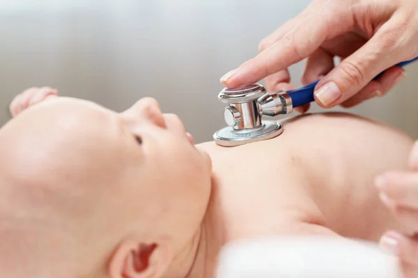 Médico escucha latidos cardíacos del bebé recién nacido por estetoscopio — Foto de Stock
