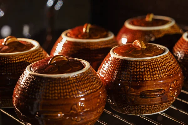 Zes warme bruine klei keramische pot met back of gestoofd voedsel in oven — Stockfoto
