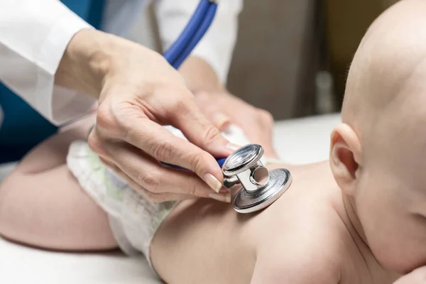 bir beyaz kadın doktor stetoskop randevu tarafından bebek çocuk kalp atışı dinleme