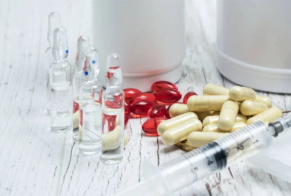 Tablet, ilaç ve uyuşturucu ya da Rus teyp bayrağı ile ilaç doping şırınga