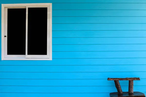 Fundo de parede azul com janela — Fotografia de Stock