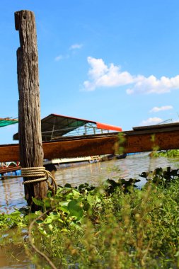 eski ahşap direk ve su tesisi nehir