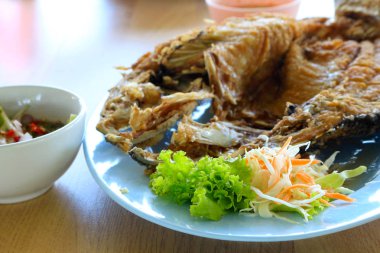 kızarmış balık deniz ürünleri 