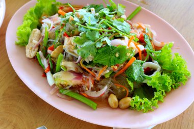 üstünde belgili tanımlık tepe kişniş ile Baharatlı deniz ürünleri