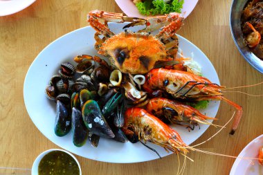 Deniz ürünleri ızgara karides kalamar yengeç ve midye kadar yakın