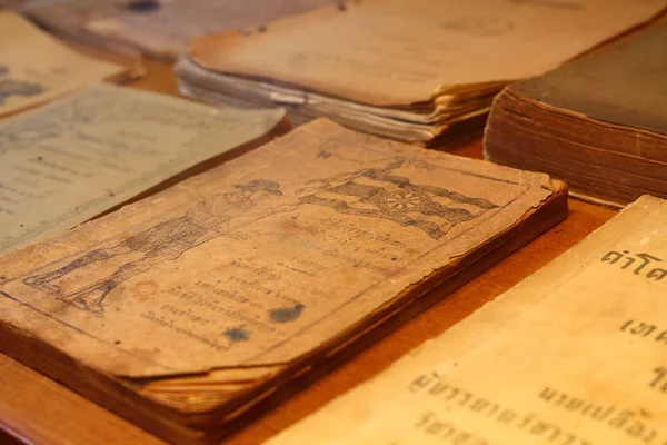 Eski metin kitap göz kirli — Stok fotoğraf