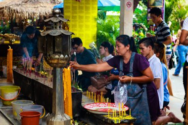 Pathum Thani, Tayland, - Mayıs, 10, 2017: Tay Budist insanlar dua