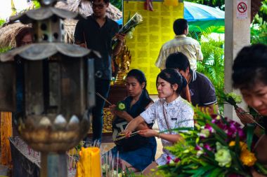 Pathum Thani, Tayland, - Mayıs, 10, 2017: Tay Budist insanlar dua