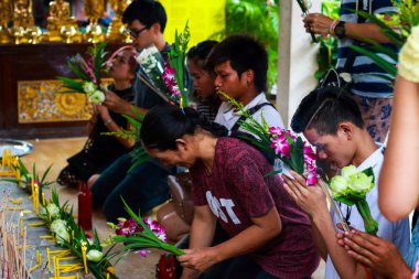 Pathum Thani, Tayland, - Mayıs, 10, 2017: Tay Budist insanlar dua