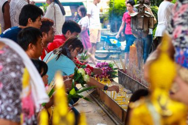 Pathum Thani, Tayland, - Mayıs, 10, 2017: Tay Budist insanlar dua